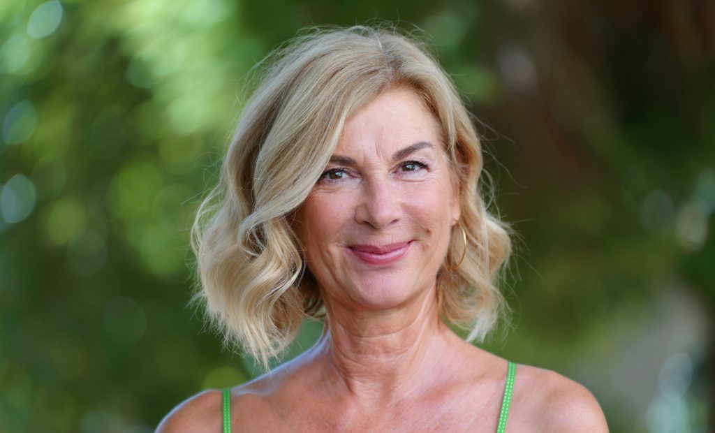 PHOTOS. Michèle Laroque rayonnante, elle adopte l'astuce coiffure coup ...