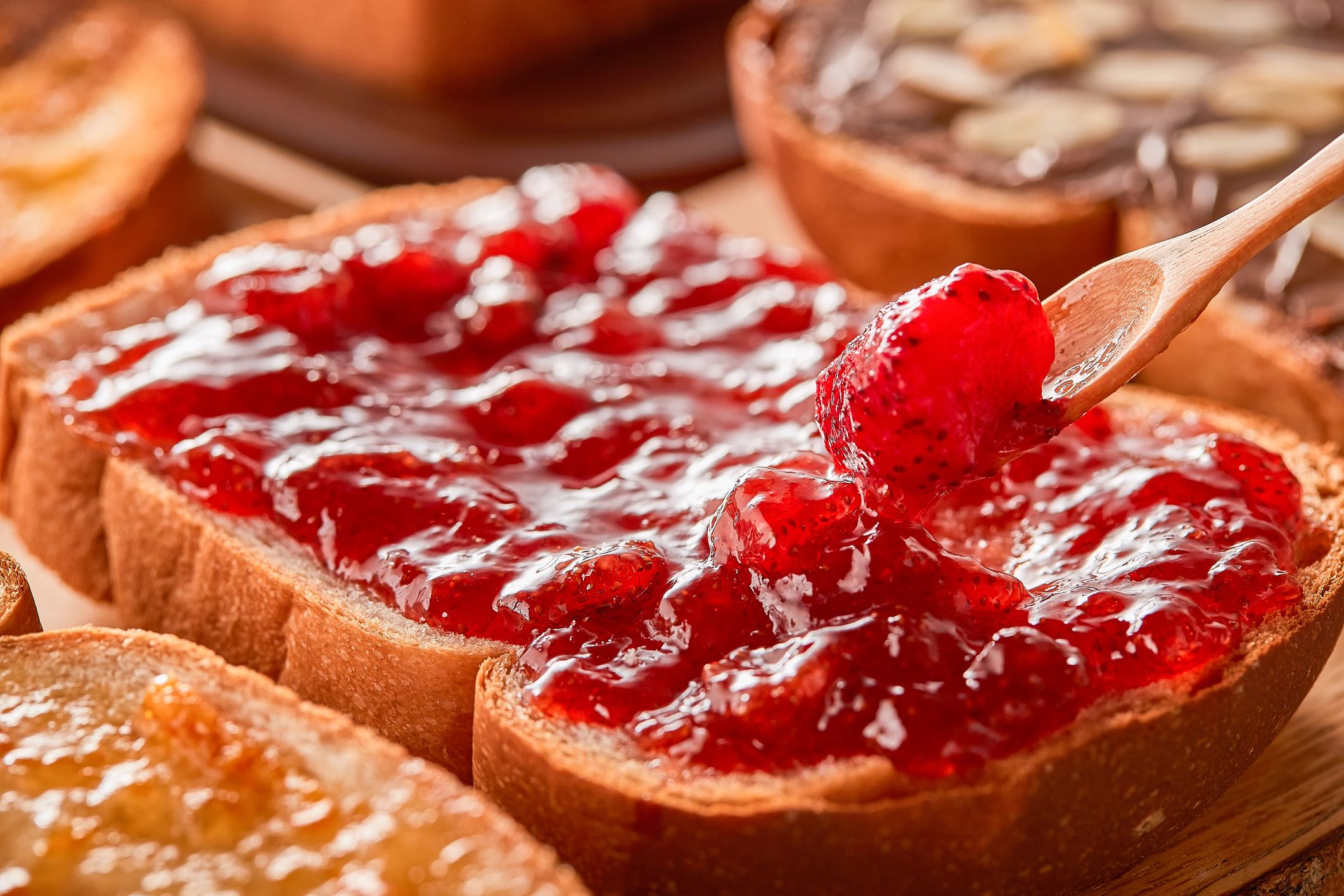 La meilleure confiture de fraises selon 60 millions de consommateurs est aussi bon marché