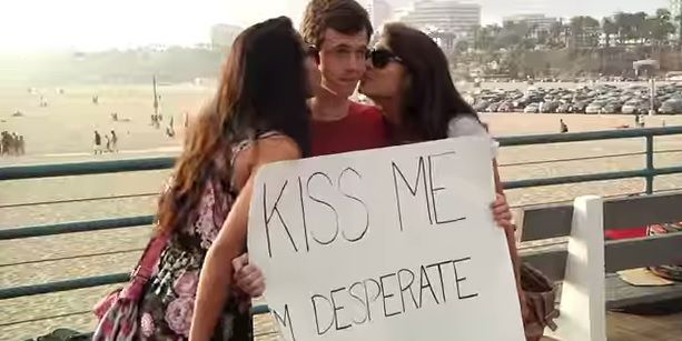 La dr&ocirc;le de m&eacute;thode d'un jeune homme pour emballer les filles...