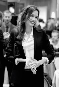 Veronika Black, le sosie d'Angelina Jolie qui affole la Toile (Photos)