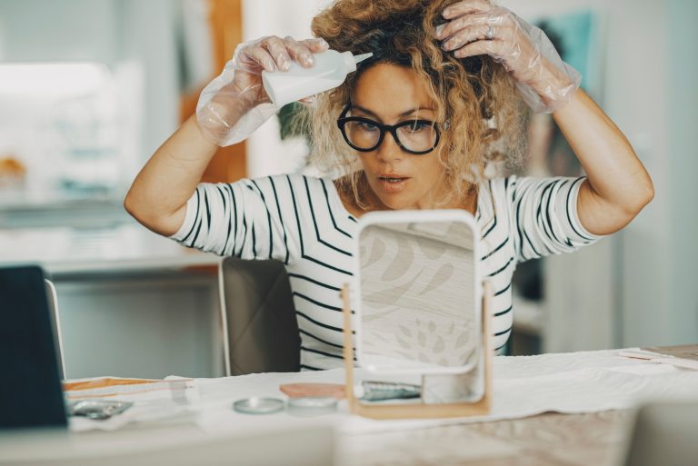 Coloration trop foncée : l’astuce géniale de coiffeur pour la faire
