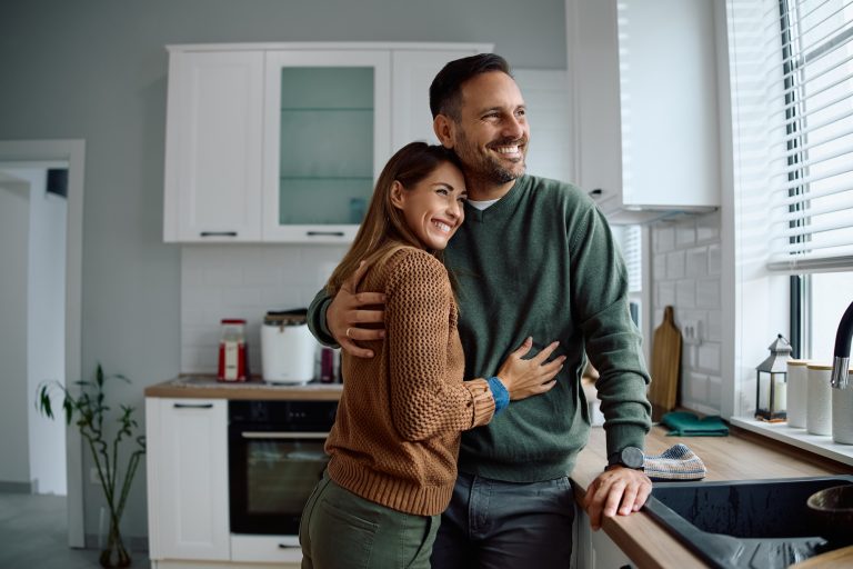 Ce geste du quotidien peut ruiner votre couple s&rsquo;il est mal fait : voici comment le transformer en boosteur d&rsquo;amour !