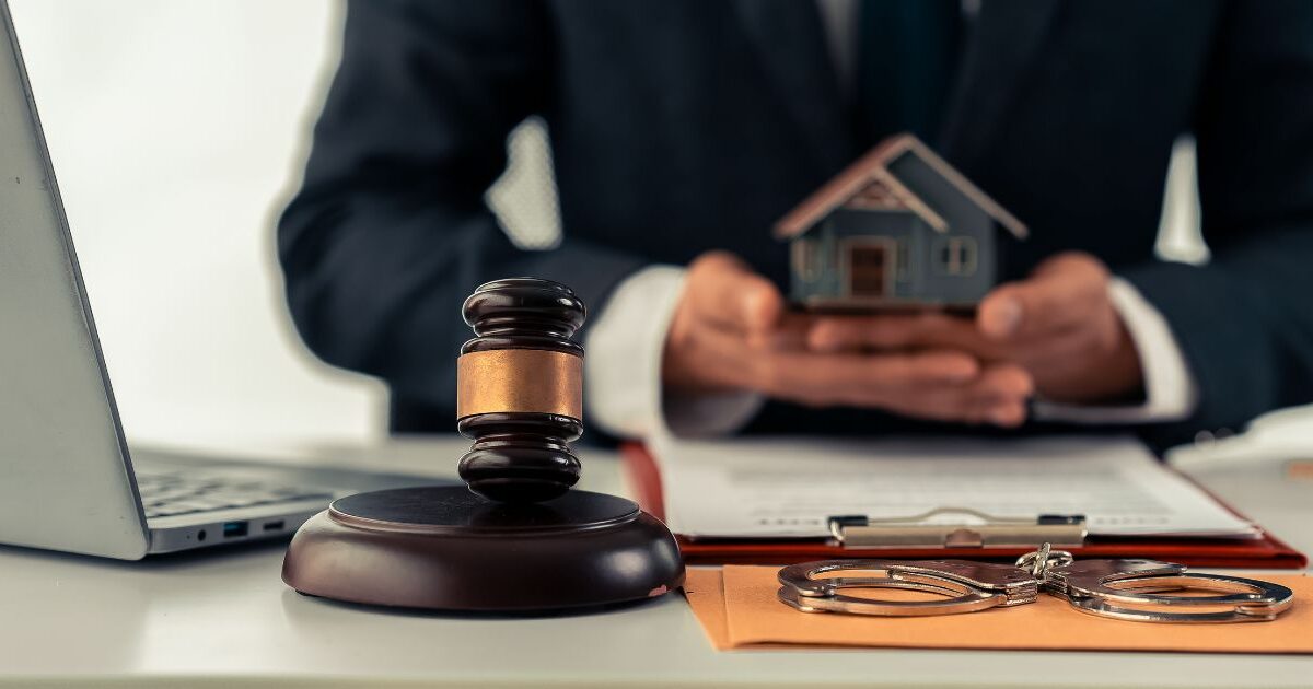 Un couple pense faire l’affaire du siècle en achetant un bien immobilier aux enchères, mais ce qu’il découvre va les laisser sans voix