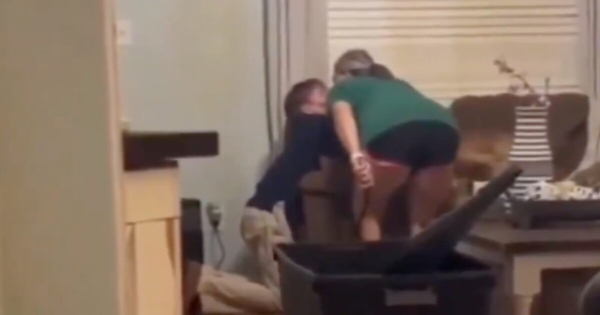 Élue "enseignante de l'année", une mère de famille est arrêtée après la diffusion d'une vidéo où elle frappe son fils de 12 ans à 22 reprises avec une ceinture