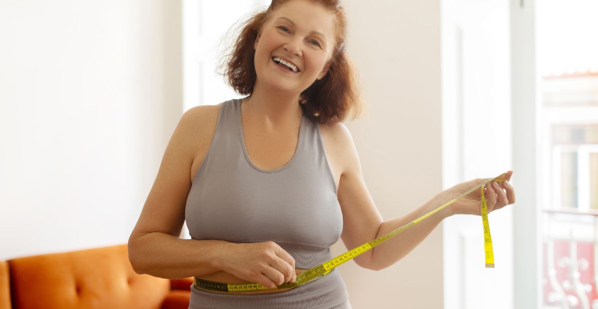 Sport après 60 ans : ces 6 exercices sont les plus efficaces pour réduire la graisse abdominale, selon un médecin