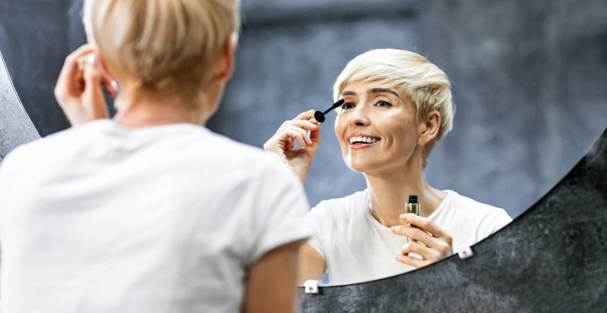 "Des cils 1,6 fois plus longs" : le mascara idéal pour lifter le regard après 50 ans