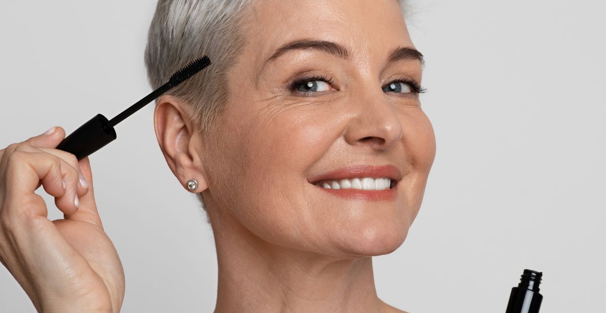 “Des cils recourbés à 150%” : oubliez le recourbe-cils, ce nouveau mascara recourbant est idéal pour lifter le regard après 50 ans