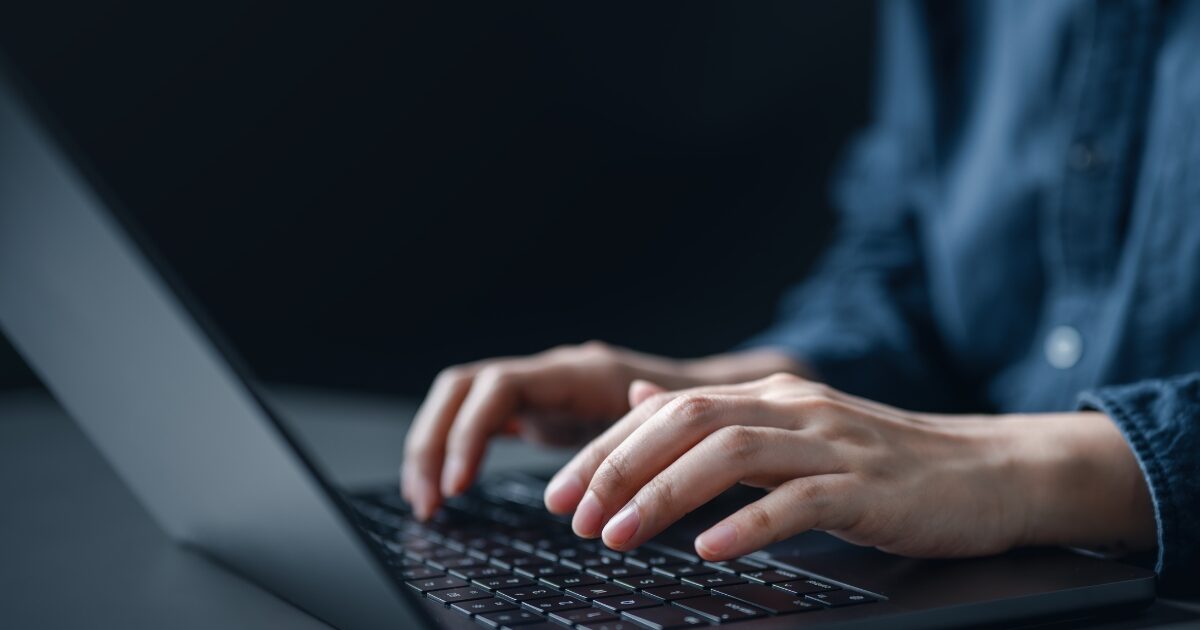 "Je ne suis pas désolé" : elle publie des photos de la maîtresse de son père sur un site de prostitution sous fond de vengeance familiale