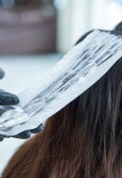 Fini le balayage, la coloration Light line est la plus tendance pour le printemps-&eacute;t&eacute; 2026