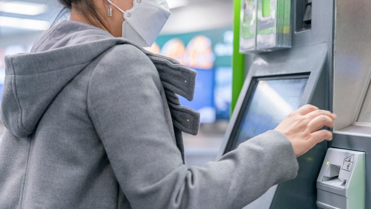 "L’escroc va essayer de voler votre carte", attention à cette nouvelle arnaque au scotch qui fait de nombreuses victimes