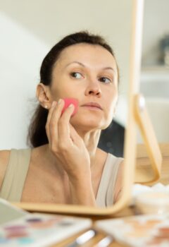 Fond de teint apr&egrave;s 50 ans : les meilleures nouveaut&eacute;s de 2026 pour illuminer et hydrater la peau