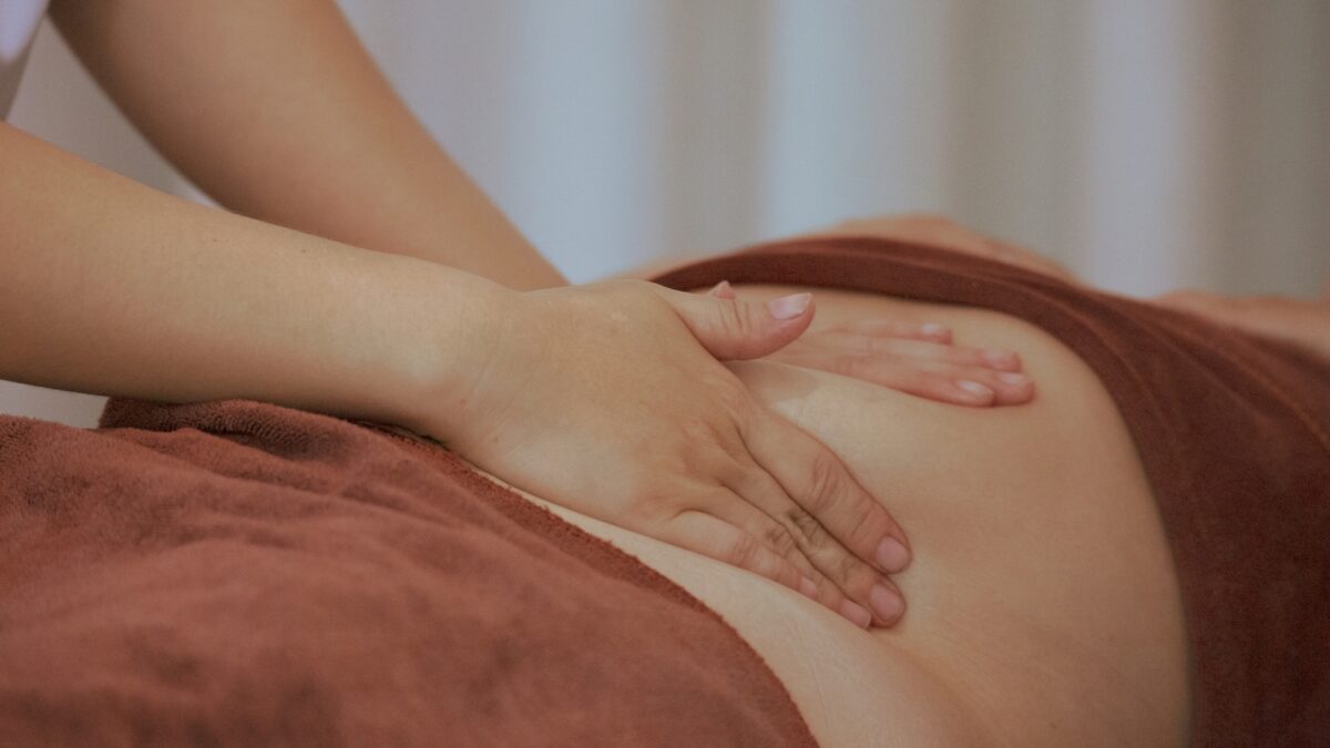 Exit le drainage, le "Armpit Tapping" est le geste idéal pour détoxifier le corps selon un ostéopathe