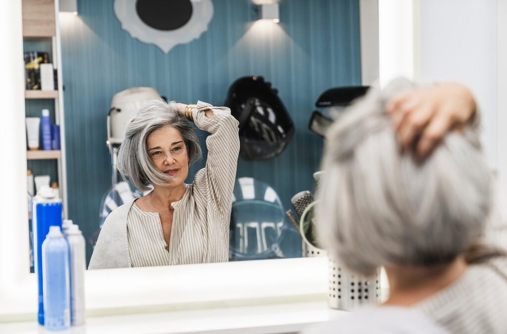 Cheveux poivre et sel : le “silver tequila” est la coloration parfaite pour leur apporter plus de brillance selon des experts