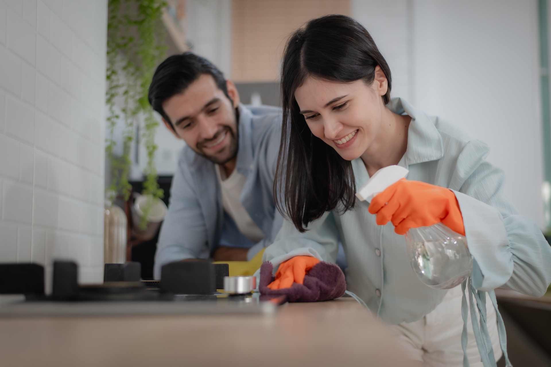 « Moisissures”, “elle peut ruiner vos sols »: cette astuce ménage qui fait le buzz peut être dangereuse selon des experts