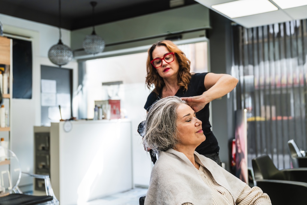 Cheveux gris après 60 ans : la technique du “warm-toned grey” est idéale pour les rajeunir selon une experte