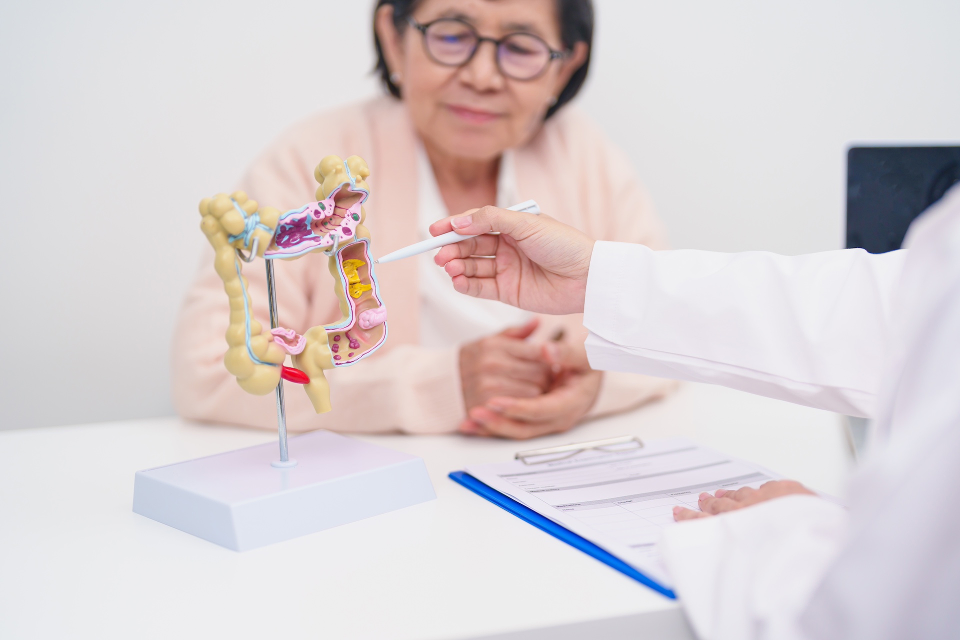 Cette gastro-entérologue est formelle : ces 4 symptômes peuvent être le signe d’un cancer colorectal et doivent vous alarmer (surtout après 50 ans)